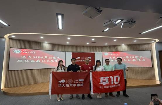 人们在看台上的人在房间里AI 生成的内容可能不正确。