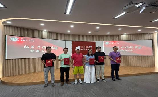 一群人站在室内AI 生成的内容可能不正确。
