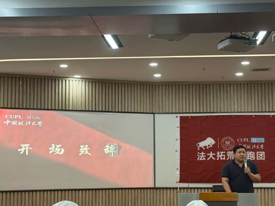 会议室里的人们AI 生成的内容可能不正确。