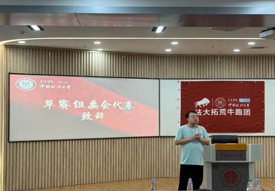 图片包含 建筑, 男人, 站, 标志AI 生成的内容可能不正确。