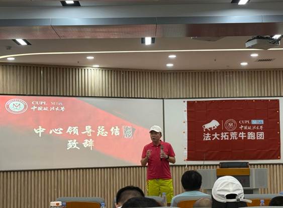 会议室里的人们AI 生成的内容可能不正确。