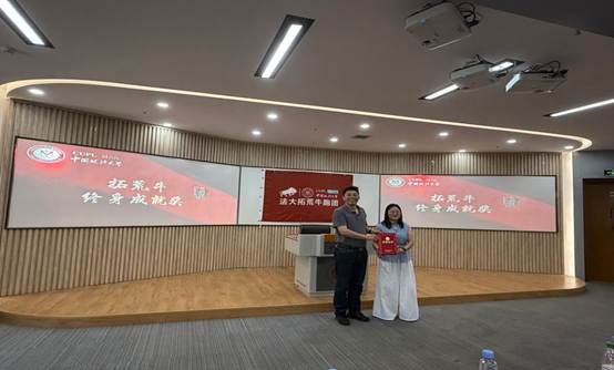 图片包含 室内, 天花板, 房间, 桌子AI 生成的内容可能不正确。